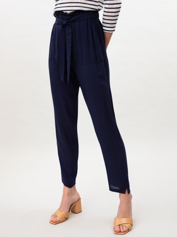 Disponible en azul marino, negro o verde caqui, este pantalón fluido con lazada del mismo tejido cuenta con cintura elástica y bolsillos laterales. Tiene un precio de 9,99 euros.