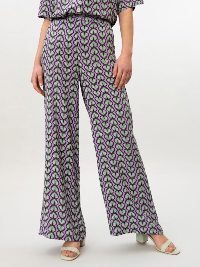 De tiro alto y con corte recto, este pantalón palazzo con mucho volumen y estampado en tonos verdes y lilas cuenta con cintura elástica y tiene un precio de 9,99 euros.