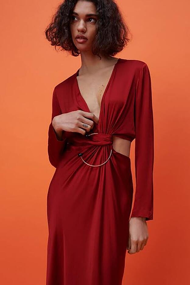 Este vestido largo de color granate sienta de maravilla. Su elegante caída y su detalle con abertura le hacen de lo más favorecedor.