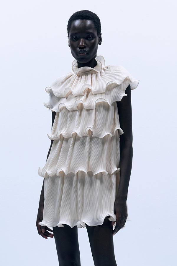 Este vestido plisado con capas en color camel claro cuenta con cierre trasero de lágrima y tiene un precio de 49,99 euros.