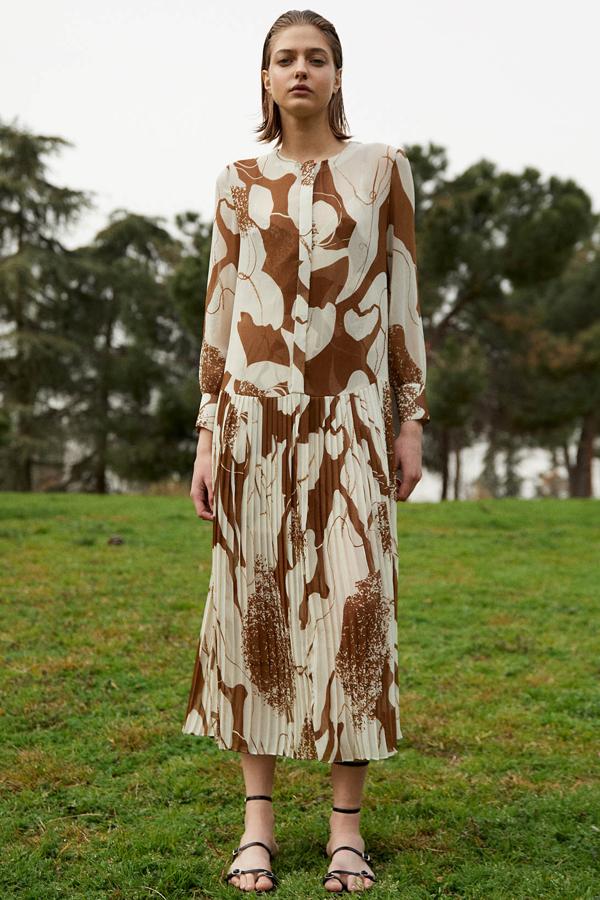 En marrón y beige, este vestido midi plisado de manga larga tiene un precio de 39,99 euros.