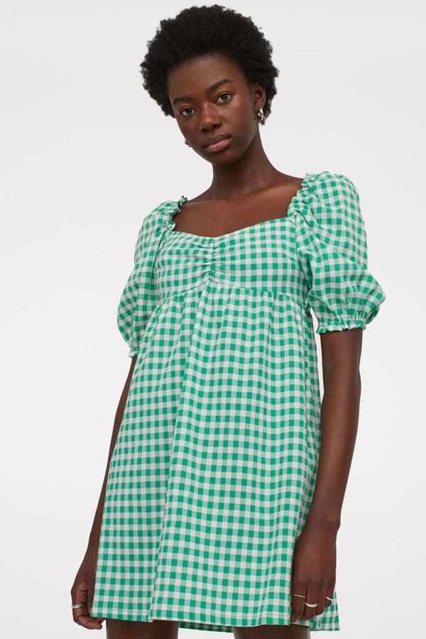 Vestido verde y blanco con manga abullonada de H&M (19,99 euros)
