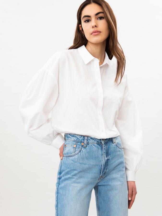 Convertida en el básico más aplaudido, esta camisa blanca de manga larga y cuello tiene un ligero fruncido en la manga que le aporta volumen. Es de Lefties y tiene un precio de 12,99 euros.