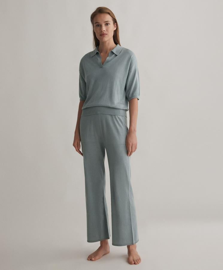 En color azul, este conjunto de punto está formado jersey (29,99 euros) tipo polo de manga corta, cuello y escote de pico y pantalón (29,99 euros) flare con bolsillos laterales y cintura elástica ajustable.