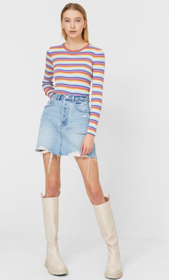 En color azul claro, esta falda mini denim de tiro alto y cinco bolsillos está confeccionada en 100% algodón y cuenta con cierre de cremallera y botón metálico. Es de Stradivarius y tiene un precio de 19,99 euros.