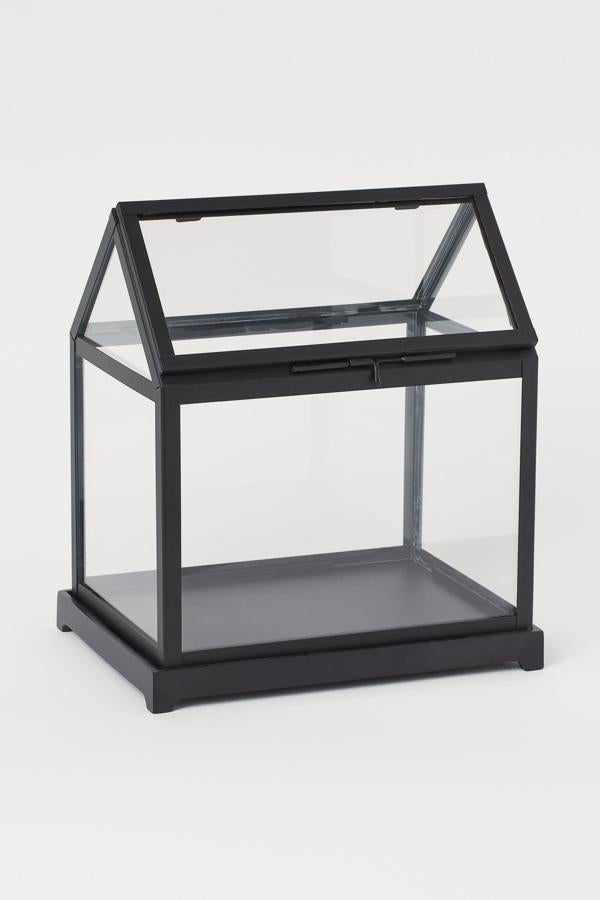 Con marco de metal en color negro y paredes de vidrio, este mini invernadero tiene un ancho de 25 centímetros, una altura de 36 y un largo de 35. Su precio es de 39,99 euros.