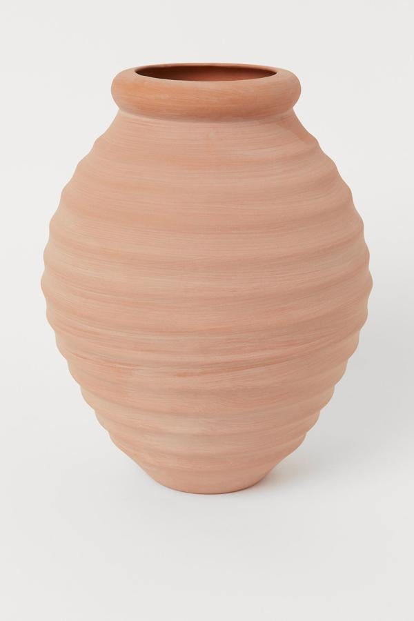 Este jarrón grande de terracota con un diámetro máximo de 23 centímetros y una altura de 30 tiene un precio de 29,99 euros.