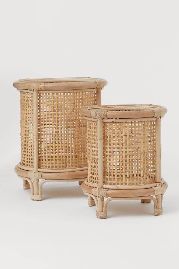 Este macetero de ratán trenzado en color natural y con patas tiene un diámetro aproximado de 20 centímetros y una altura de30. Tiene un precio de 34,99 euros.