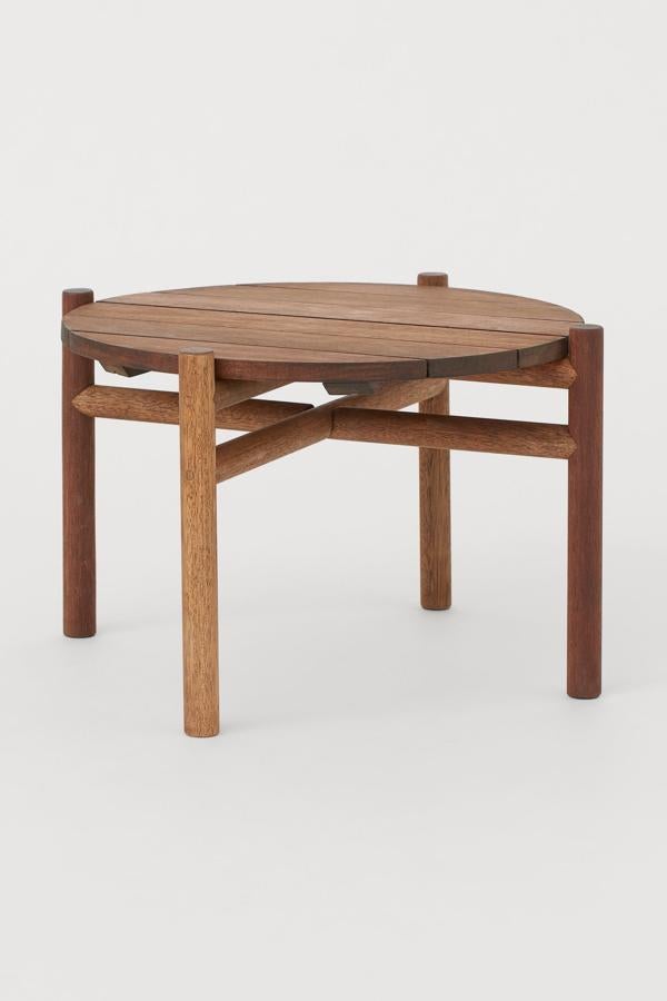 Esta mesa redonda de madera meranti tiene una altura de 38 centímetros, un diámetro del tablero de 50 y un precio de 99 euros.