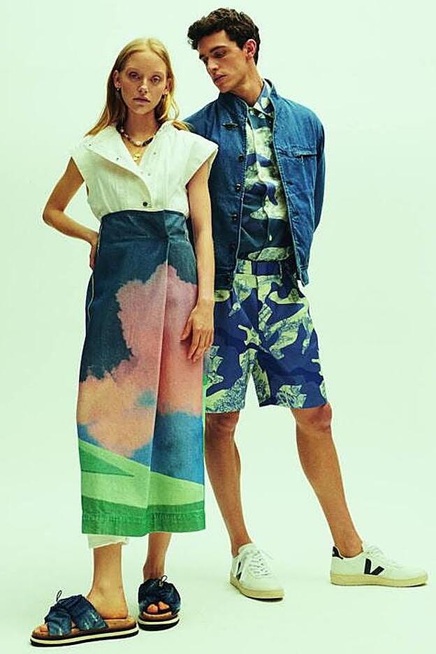 Mono de algodón blanco, de Mango; falda de Sportmax; y sandalias de Hogan. Los pendientes y los colgantes son de Aristocrazy y el collar, de Zara. Él lleva cazadora de Fay, camisa y bermudas de Boss, y zapatillas de Veja.