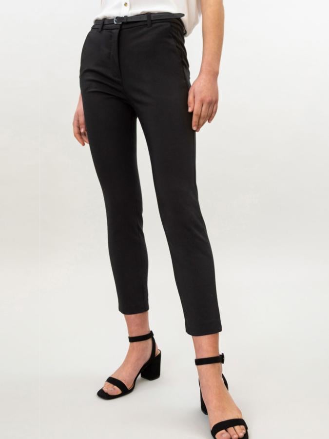 Disponible en varios colores y estampados, este pantalón de vestir de corte chino cuenta con cinturón de efecto piel con hebilla metálica y tiene un precio de 15,99 euros. Es de Lefties.