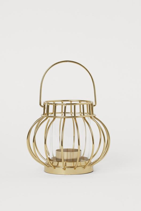 Este portavelas de vidrio y metal, disponible en dorado o negro, cuenta con un asa y base ligeramente acolchada. Tiene un precio de 14,99 euros.