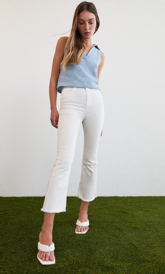 Estos jeans crop flare de color blanco y en tejido ligeramente elástico cuentan con acabados sin costura y cinco bolsillos. Tienen un precio de 19,99 euros.