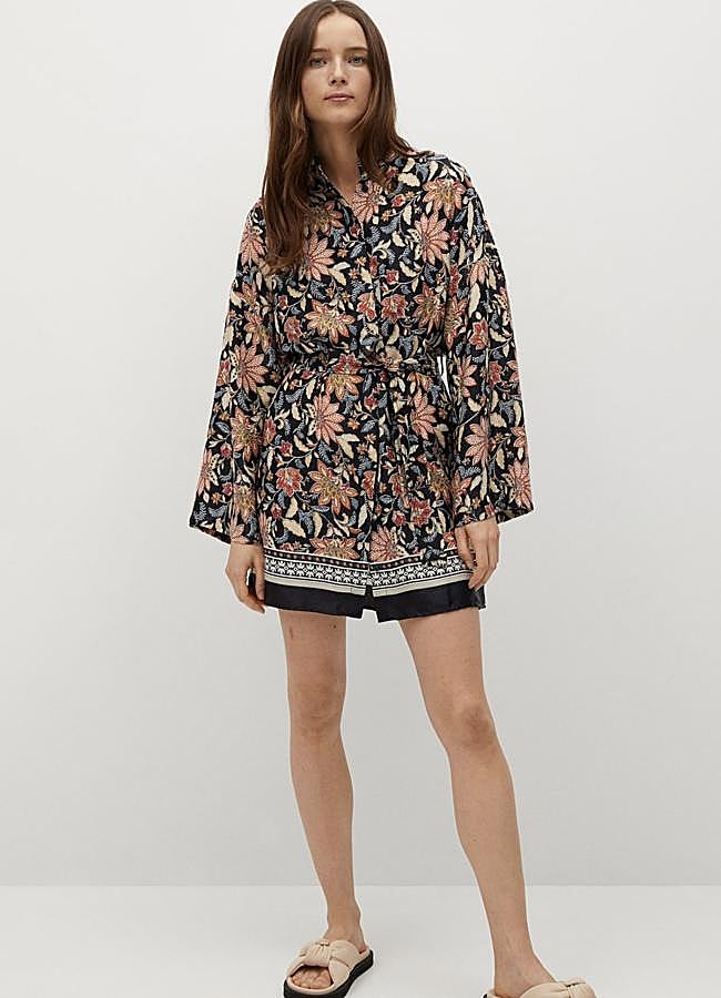 Con estampado floral multicolor, este vestido kimono de manga ancha y cinturón desmontable tiene un precio de 29,99 euros (antes 39,99 euros).