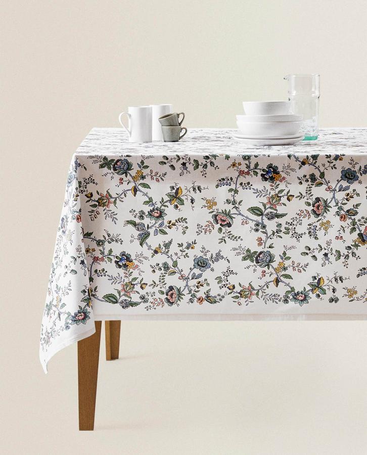 Este mantel blanco con estampado floral tiene unas medidas de 150x250 centímetros y un precio de 29,99 euros.