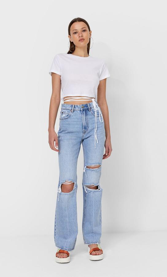 De tiro alto y bajo acabado en línea evasé, estos jeans flare de color azul con detalle de rotos está disponible en otros colores y tiene un precio de 25,99 euros.