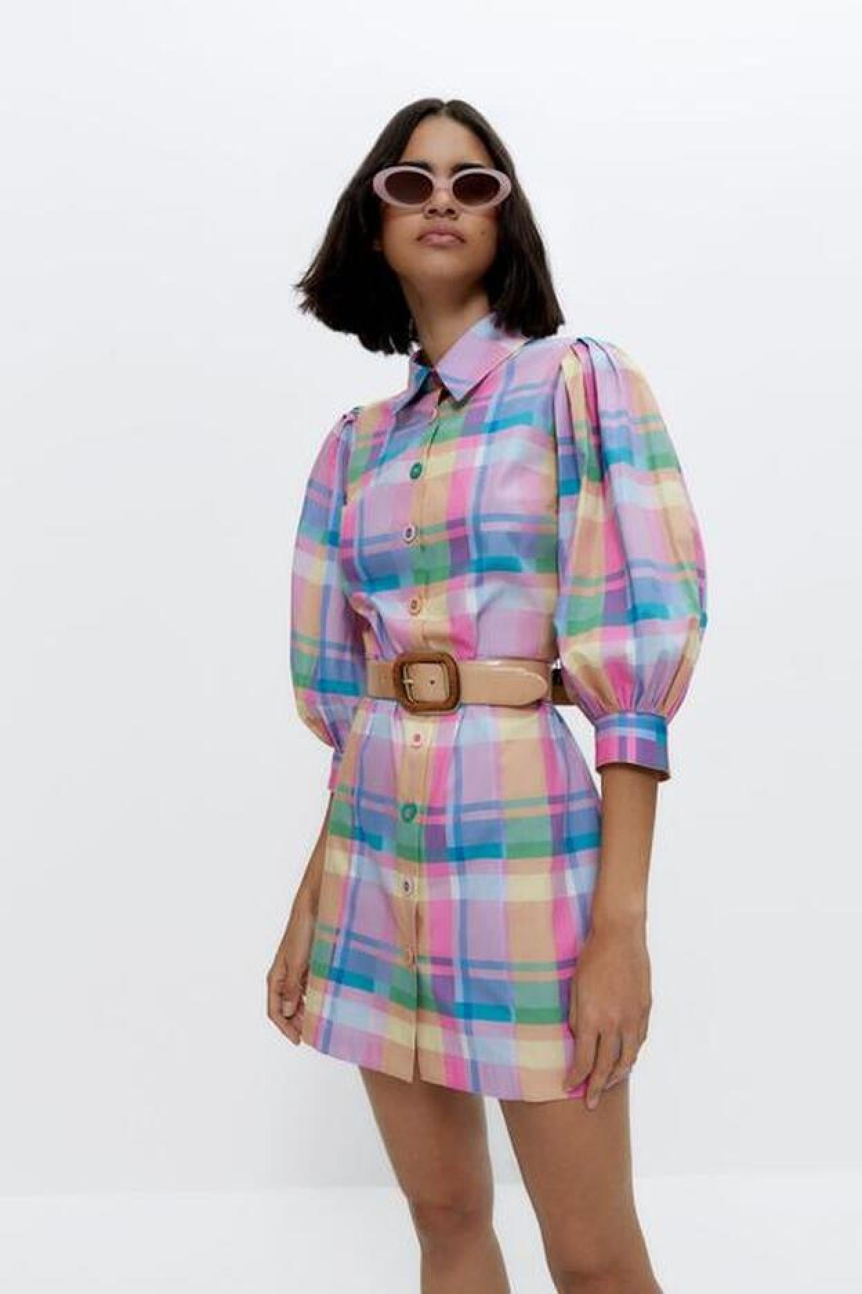 Pincha en la foto para ver los siete vestidos de inspiración boho con estampado floral sientan tan bien que se pueden llevar hasta con zapatillas