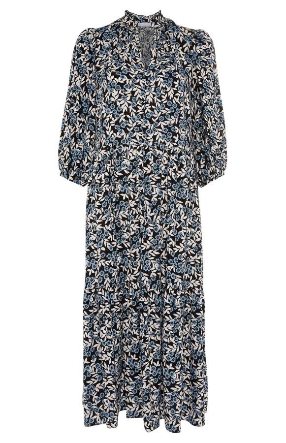 Este vestido largo de color negro con estampado floral en tonos azules tiene un precio de 9 euros.