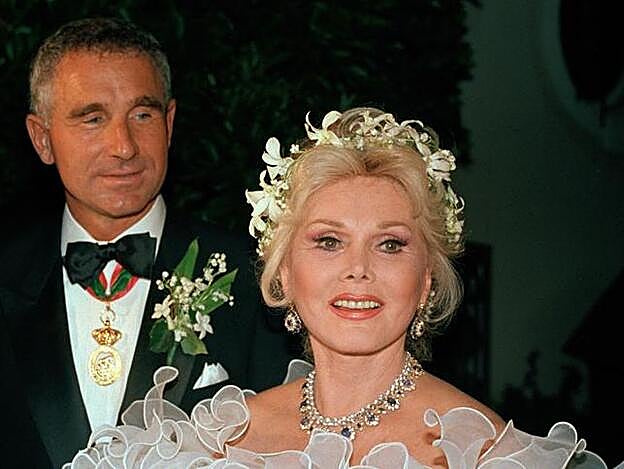 Zsa Zsa Gabor en la boda con su último marido en 1986, el hombre que le daría el título de princesa: Frederic von Anhalt.
