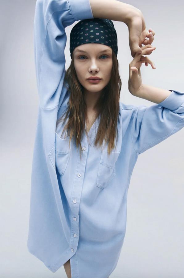 Diseño camisero oversize para este vestido con cuello solapa y manga larga de Zara con bolsillos de plastrón en la pechera y cierre frontal de botones. Disponible entre las tallas XS y XL, cuesta 29,95 euros.