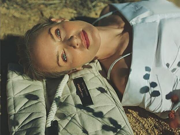 La modelo, con el bolso ecológico que ha creado para Karl Lagerfeld.