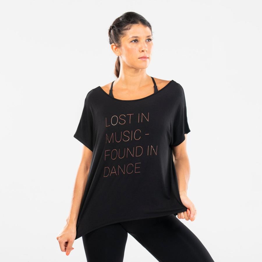 Si bien está pensada para practicar danza, esta camiseta vaporosa con la espalda cruzada es perfectamente apta para la oficina. Su precio es de 12,99 €.