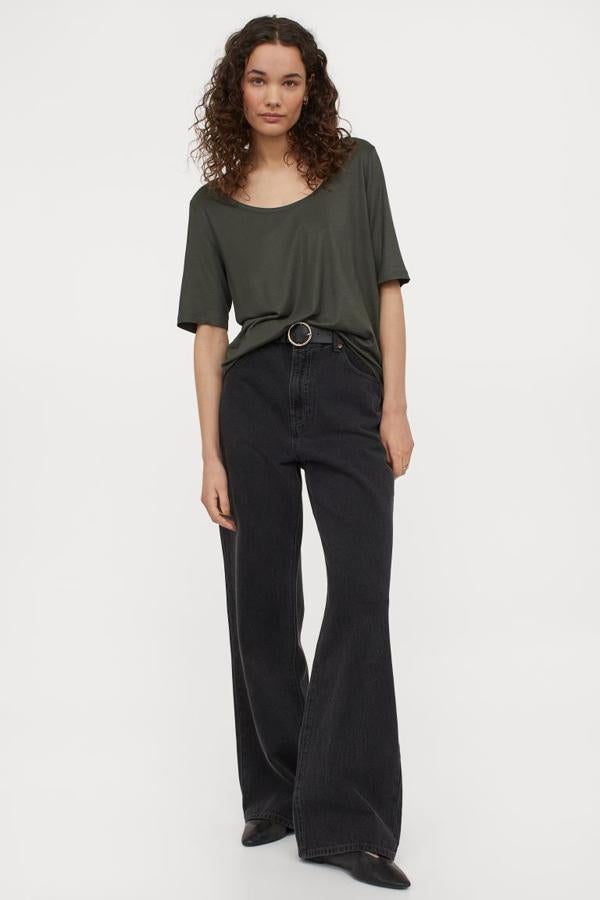 Lo más destacado de esta camiseta de viscosa es su pronunciado escote. Está disponible en negro, blanco, beige y verde caqui oscuro y cuesta 9,99 €.