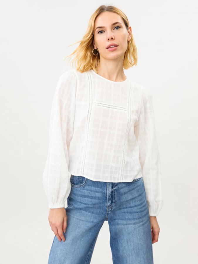 Blusa estructurada de manga larga y cuello redondo (12,99 euros).