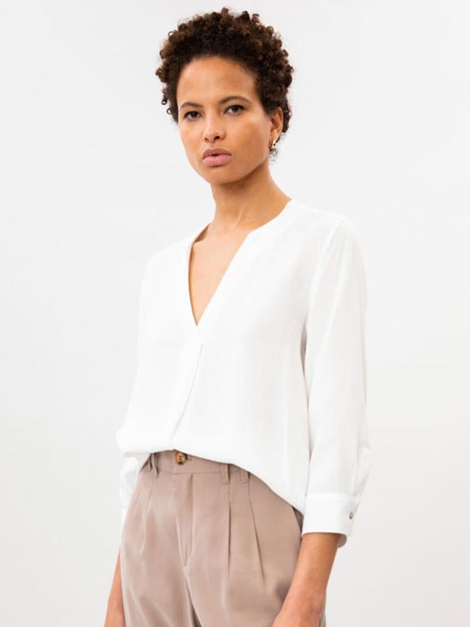 Camisa de manga larga básica con escote en pico (14,99 euros).