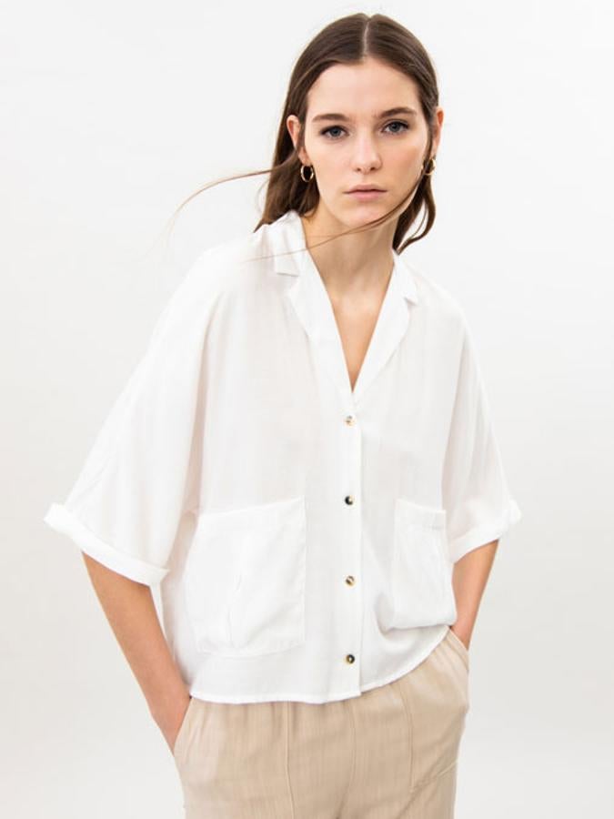 Camisa de manga corta, de estilo oversized y con bolsillos (12,99 euros).