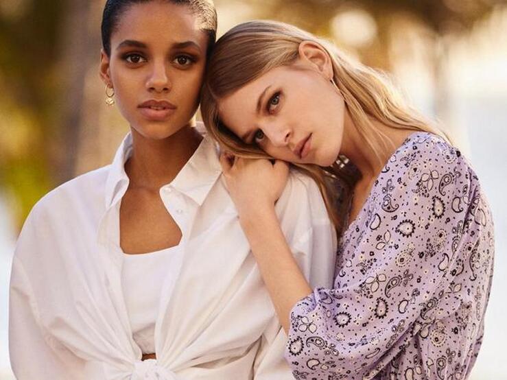 Fotos: Las blusas y camisas blancas de la nueva colección de Lefties, la prenda imprescindible (y muy barata) de la primavera que te pondrás con todo