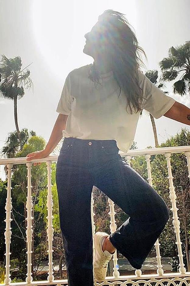 Las sandalias de tacón cómodo de Nuria Roca que hacen más alta y no te vas a quitar ni en primavera ni en verano porque pegan con todo: faldas, vestidos, vaqueros...