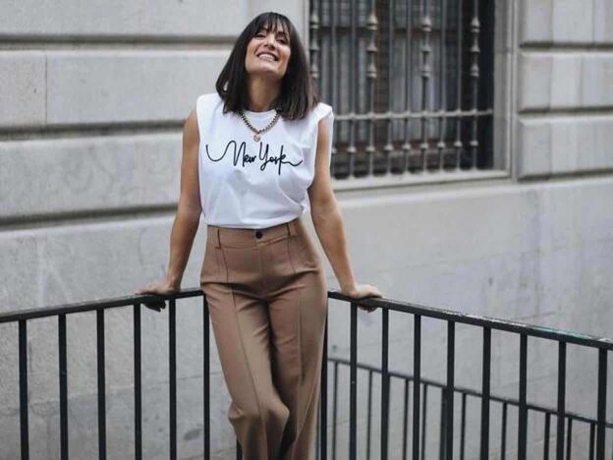 Pncha en la imagen para ver los pantalones anchos de pinzas en color camel que son la tendencia imbatible en el armario de la próxima primavera.