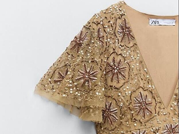 Detalle de las lentejuelas y abalorios del vestido de nueva colección de Zara