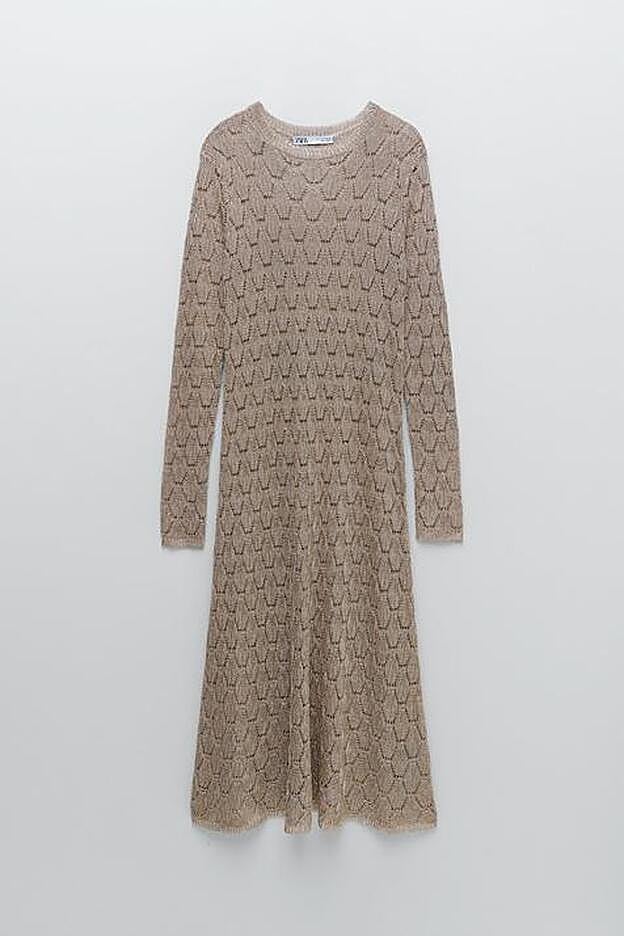 Vestido de punto calado, manga larga y largo midi de Zara (39,99 euros)