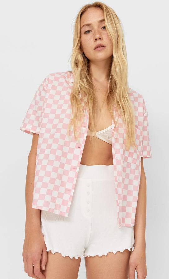 A juego con la camiseta, este pantalón corto con cintura ajustable mediante goma elástica que viene con detalle frontal de botones a tono. Disponible en las tallas S, M y L también en azul denim, cuesta 9,99 euros.