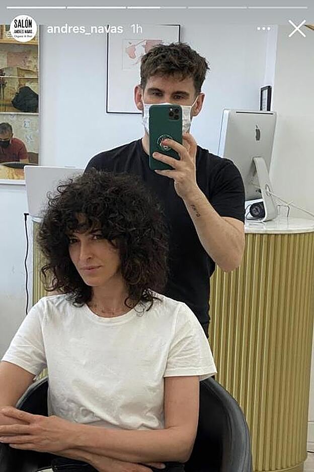 Blanca Romero con su nuevo corte de pelo long bob con flequillo para el pelo rizado.