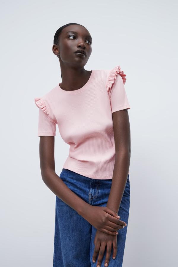 Top de manga corta de canalé con volantes en los hombros, de Zara (7,95 €).