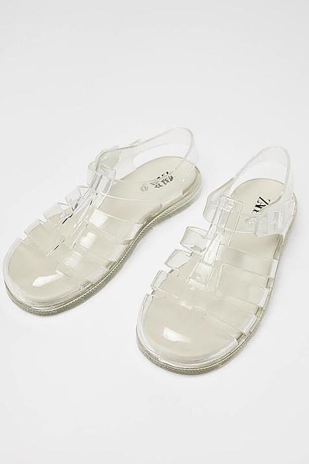 Sandalia cangrejera transparente de lo nuevo de Zara Kids.