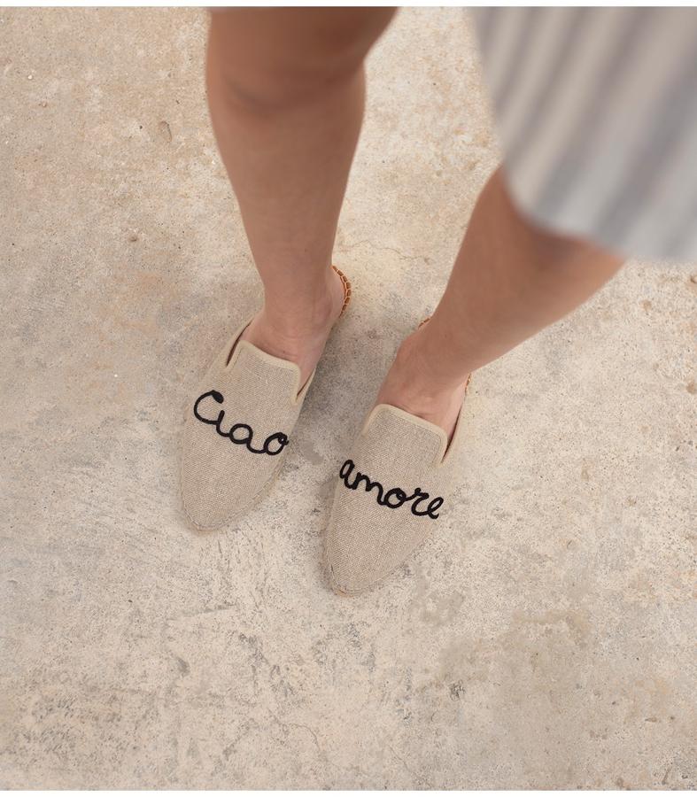 Alpargatas planas de esparto con mensaje de Macarena Shoes (65 euros)