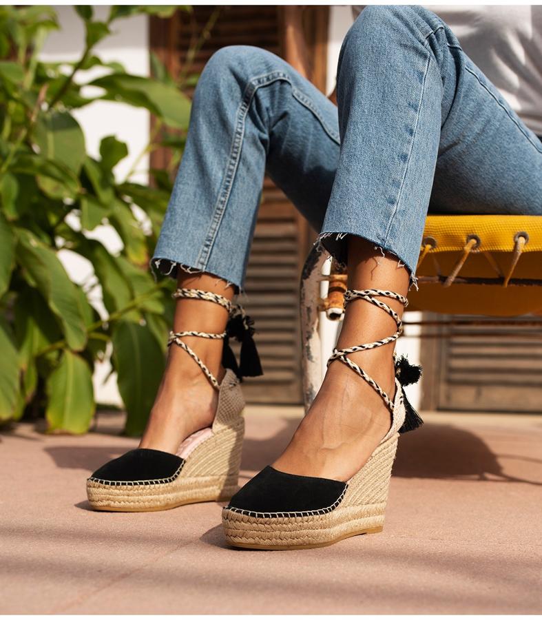 Alpargatas de esparto con borlas de color negro de Macarena Shoes (85 euros)