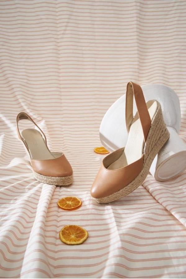 Alpargatas de piel con tira trasera de Mint & Rose (119 euros)