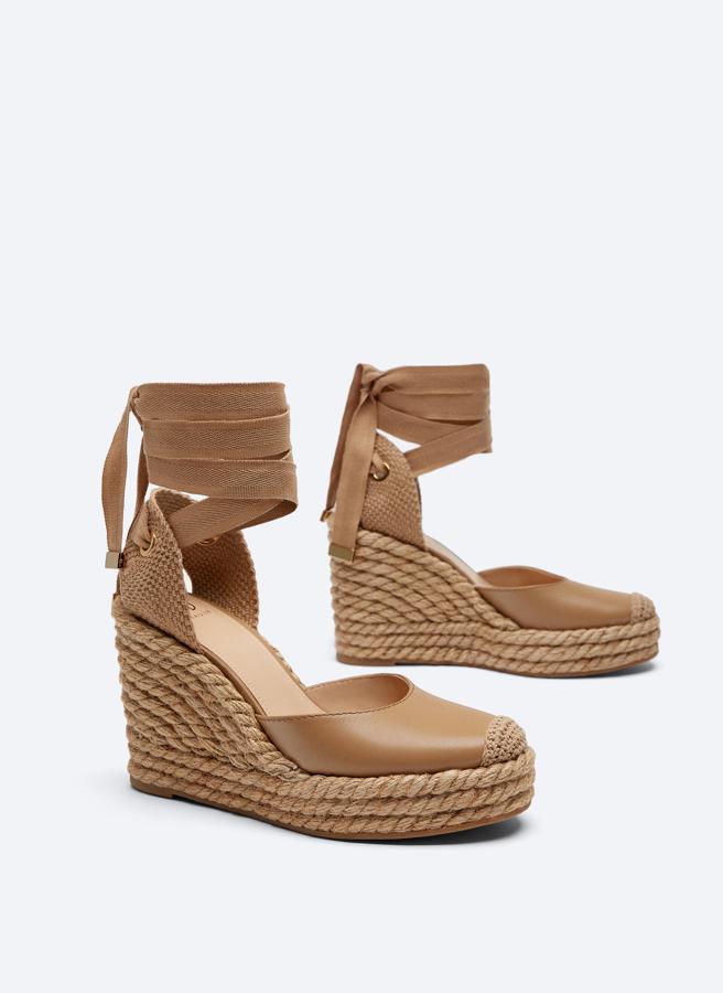Alpargatas con cuña y plataforma de Uterqüe (89,99 euros)