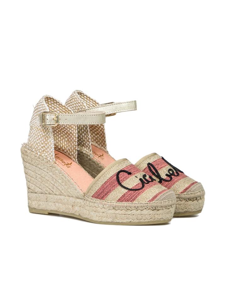 Alpargatas con pulsera y estampado de rayas con mensaje de Vidorreta (79,99 euros)