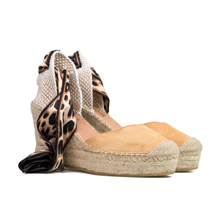 Alpargatas de ante con pañuelo con estampado animal de Vidorreta (79,99 euros)