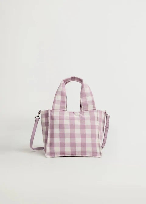 Bolso mini de cuadros vichy en color lila, el tono estrella de la primavera. (19,99 euros).