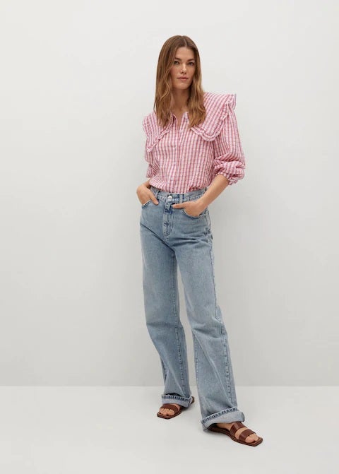 La camisa de cuadros vichy que arrasa entre las influencers es esta. Disponible en rosa y en verde menta y con un cuello babydoll que enamora a primera vista. (29,99 euros).