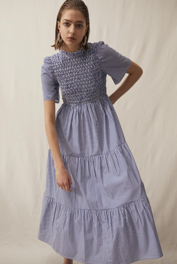 Hemos visto de todo con este clásico estampado de rayas, pero aún nadie se había atrevido a proponer un vestido con cuello gótico y el infantil nido de abeja con este 'print' (29,99 euros). Es una locura de bonito.