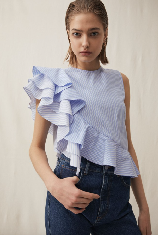 Imposible no detenerse en este top azul cielo con el estampado de rayas más bonito que hemos visto hasta la fecha y un diseño asimétrico con volantes excepcional. Por 29,99 euros, toneladas de estilo.
