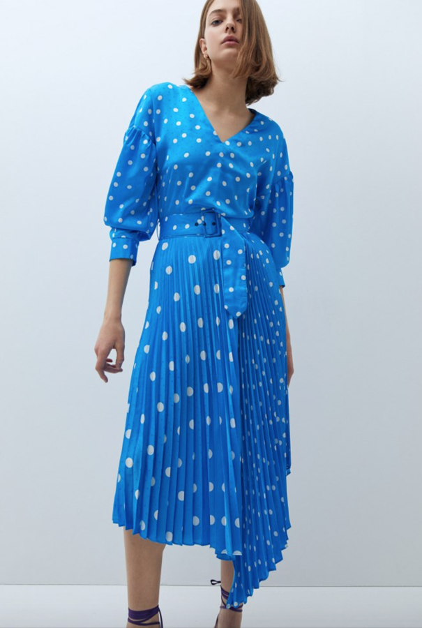 Podría llevarlo Diana de Gales, Kate Middleton o nuestra Letizia: el conjunto es regio. Se trata de una falda plisada con el bajo asimétrico (39,99 euros) y un cuerpo con cuello de pico y manga afarolada (29,99 euros) con el mismo estampado de lunares. Súper chic.